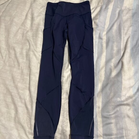 Lululemon Size 4 Navy blue cropped leggings - Picture 1 of 3
